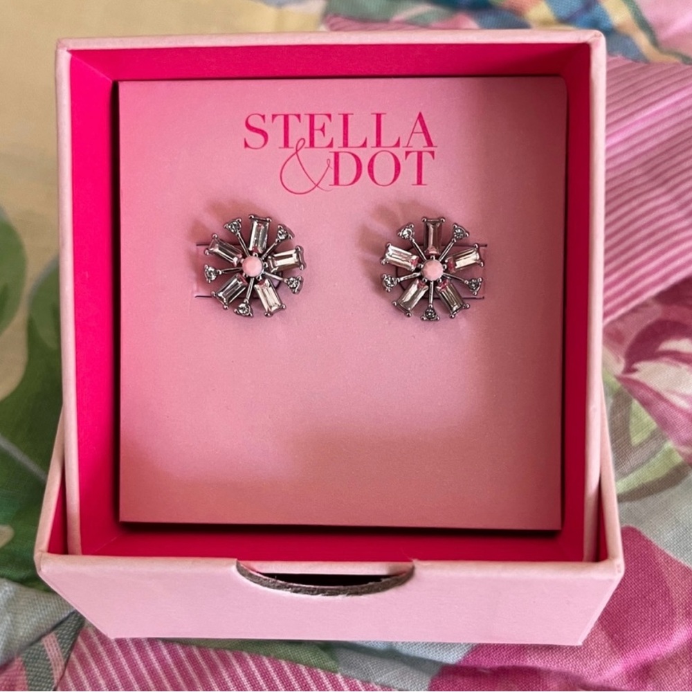 🍒STELLA & DOT Delicate Daisy Stud EARRINGS Pink Crystal Baguettes ~ NEW IN BOX!